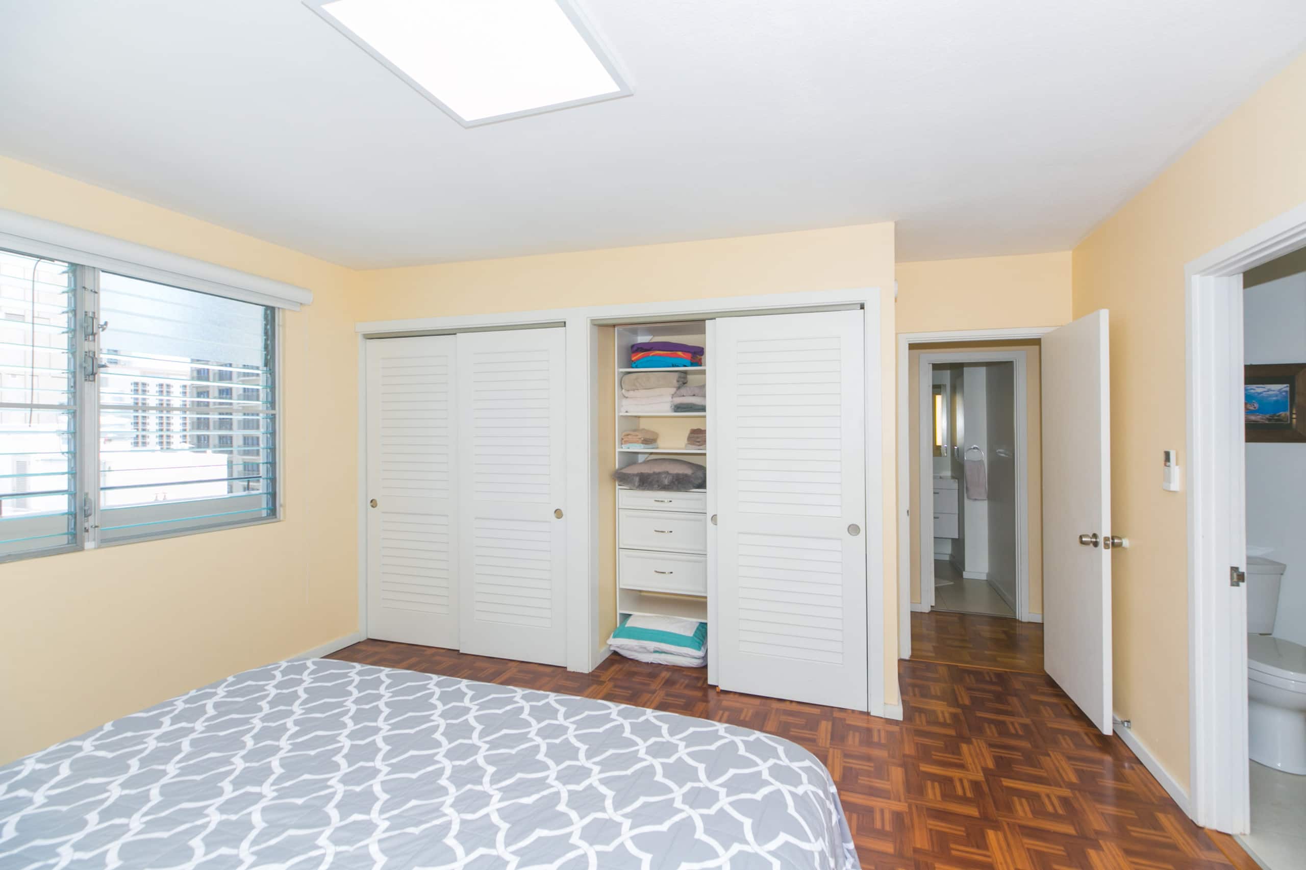 Condo in Honolulu · ★4.73 · 3 bedrooms · 4 beds · 2 private baths - Image 15