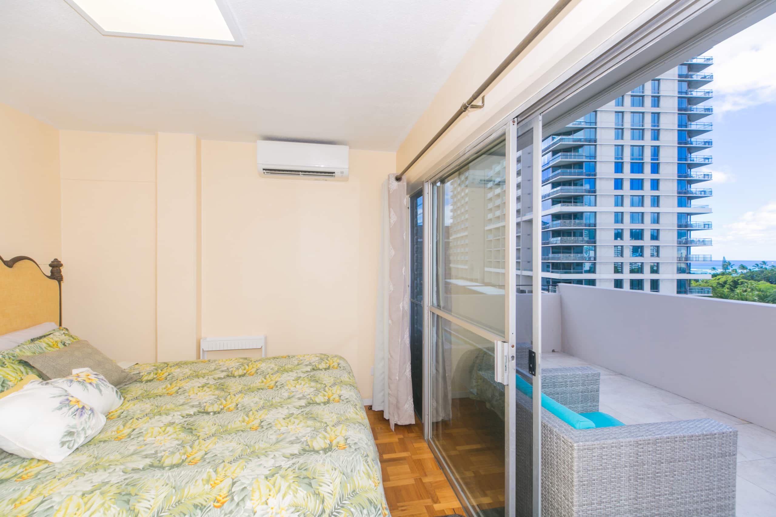 Condo in Honolulu · ★4.73 · 3 bedrooms · 4 beds · 2 private baths - Image 1