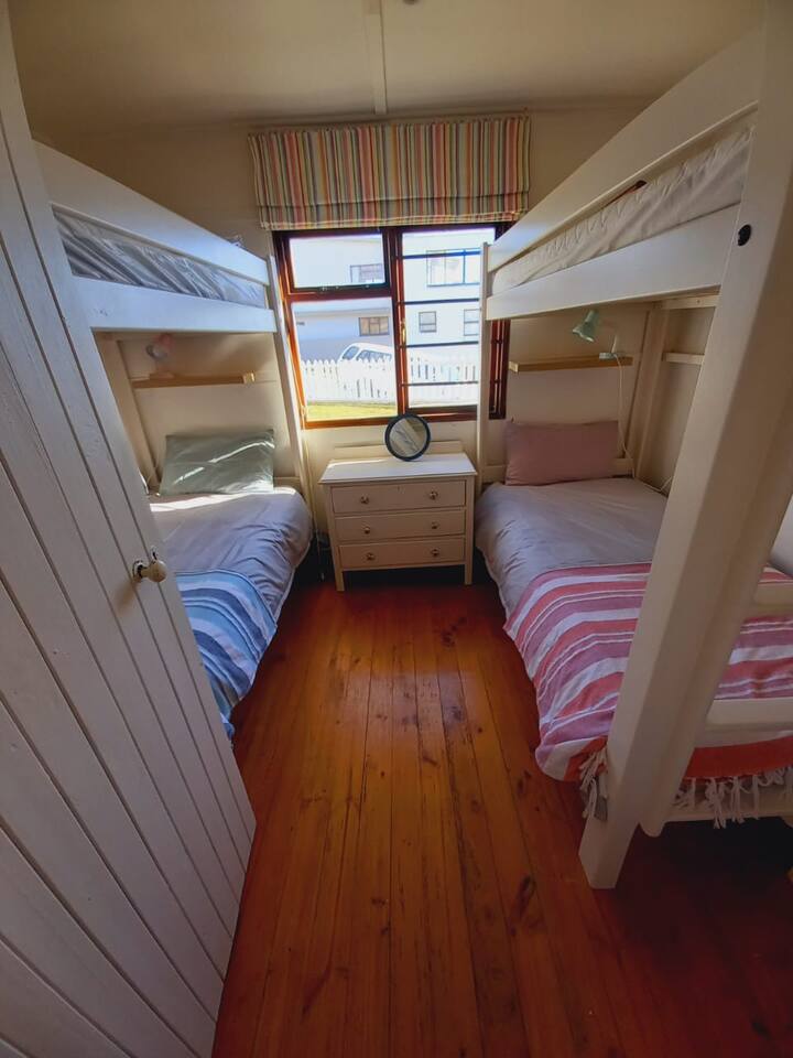 Kids bedroom (sleeps 4)
