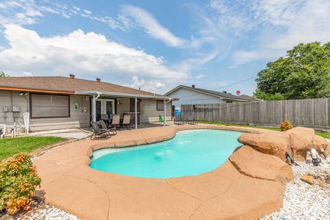 Lavish Living on 37th with Private Pool