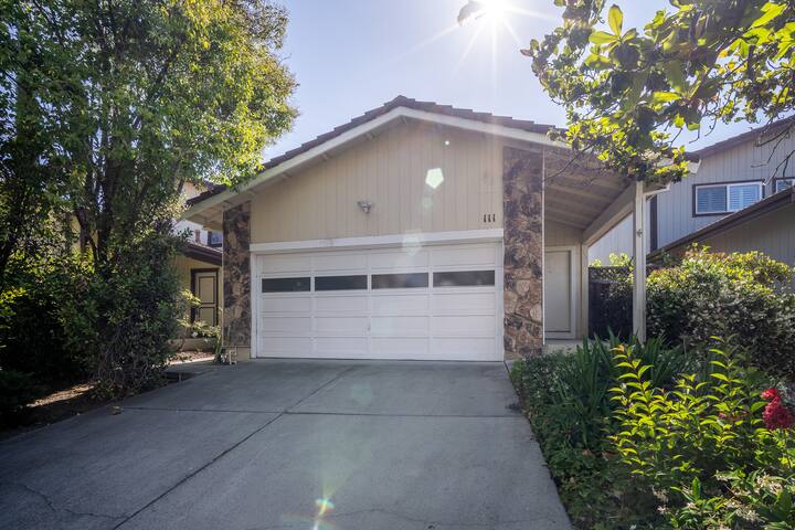 Beautiful & convenient 3 bedroom/2.5 bath home gallery image 2