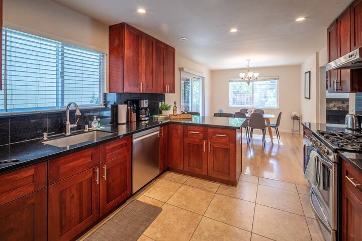 Beautiful & convenient 3 bedroom/2.5 bath home gallery image 4