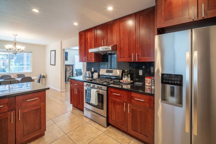 Beautiful & convenient 3 bedroom/2.5 bath home gallery image 5