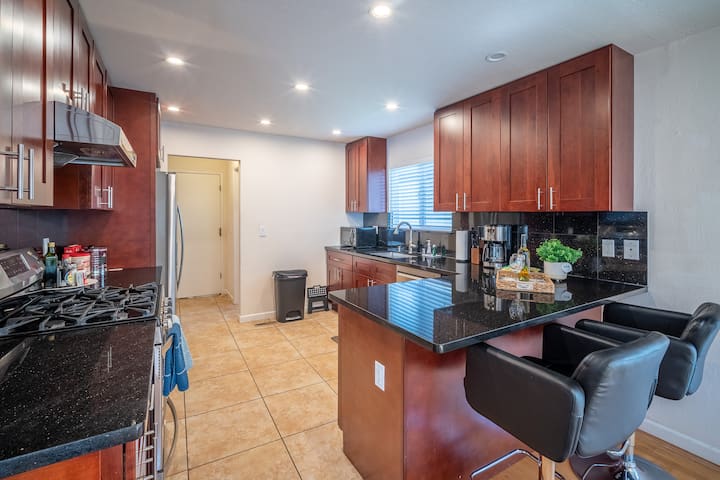 Beautiful & convenient 3 bedroom/2.5 bath home gallery image 3