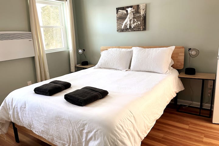 Meadow - Bedroom 5, queen bed.