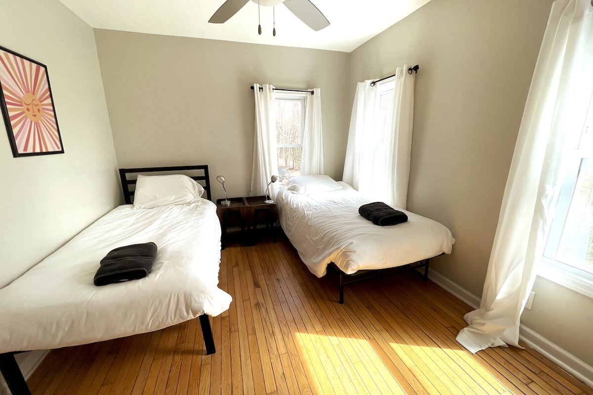 Treetop - bedroom 3 with 2 twin beds. 