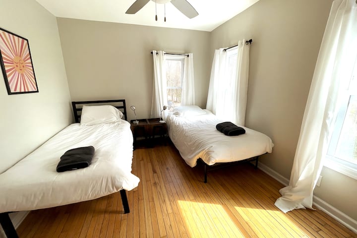 Treetop - bedroom 3 with 2 twin beds. 