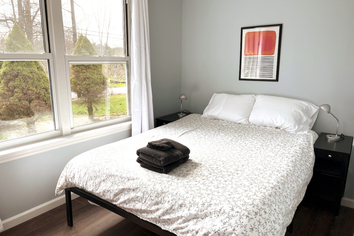 Carmine's - bedroom with queen bed