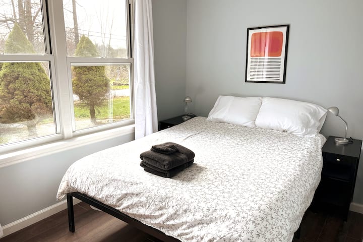 Carmine's - bedroom with queen bed