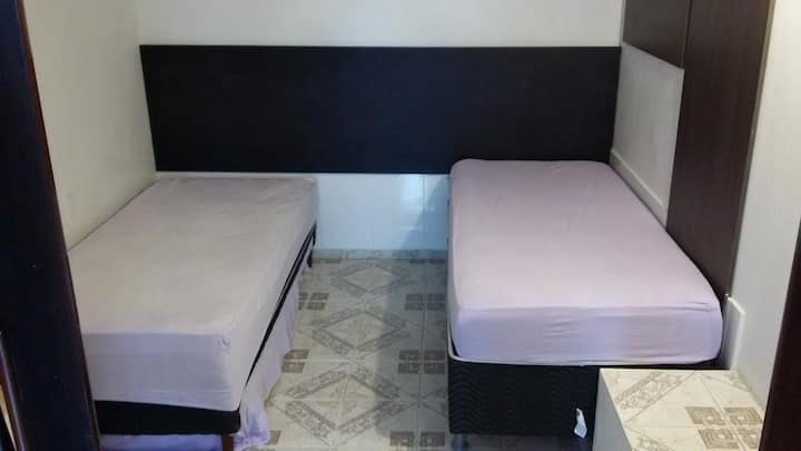 House ima šest apartmana s bračnim krevetom i dvije spavaće sobe s krevetom za jednu osobu i zasebnom kupaonicom. Ukupno je 08 soba i 08 kupaonica.
