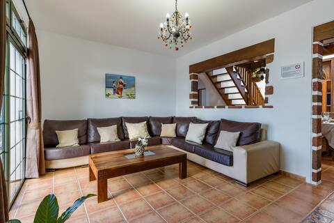 Successful Airbnb property: Pico partido Villa heated pool in Tinajo