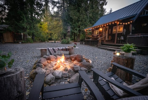 Cozy Cabin @ Mt Rainier - Private Hot Tub & Sauna