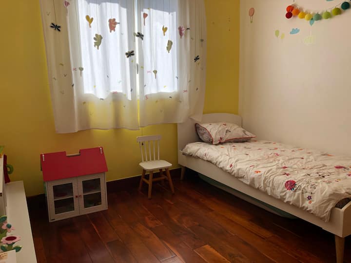 Klimatizirana spavaća soba na katu s krevetom za jednu osobu dimenzija 90 x 190