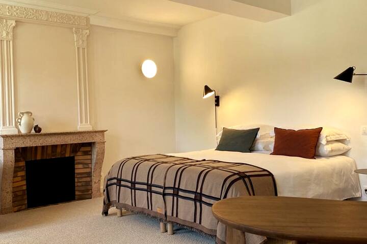 Habitación principal es una habitación muy grande, se encuentra en el primer piso de la casa principal con una cama doble king size  2*80*200. Esta habitación es muy luminosa, tiene un vestidor.