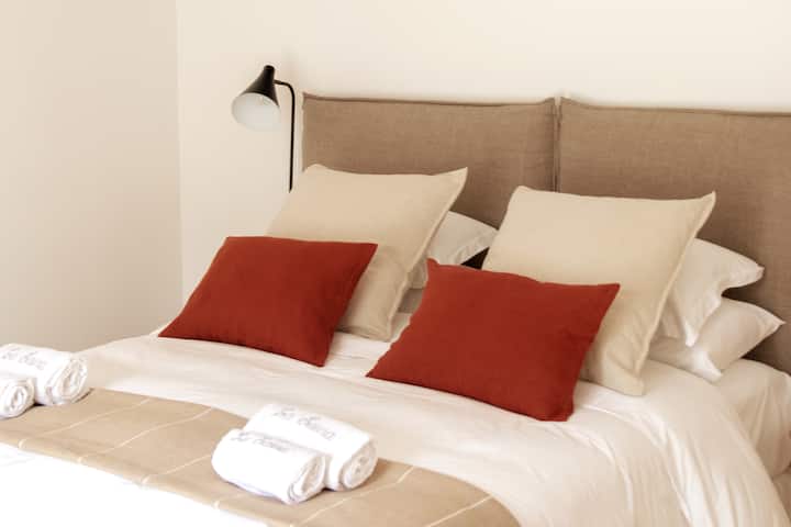 La habitación del Postillon está en la planta baja con una puerta de ventana que da al jardín.  Tiene una cama queen size de 160*200.