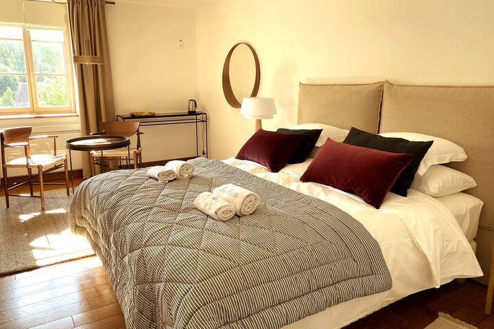 Habitación del Viajero está situada en el primer piso del antiguo establo, tiene una gran cama king size de 180*200 gran comodidad, una bonita ventana con vistas al pueblo y la naturaleza y su pequeño rincón para tomar el té. 