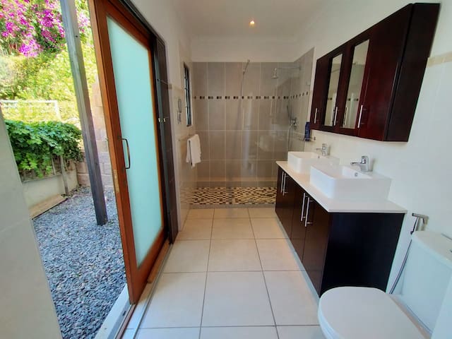 Luxury 2 Bedroomed Apartment with Panoramic Views gallery image 4