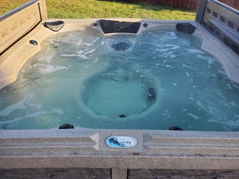 Luxurious 6BR 3.5 bath w/ Pool/hot tub/Lake/Kayak