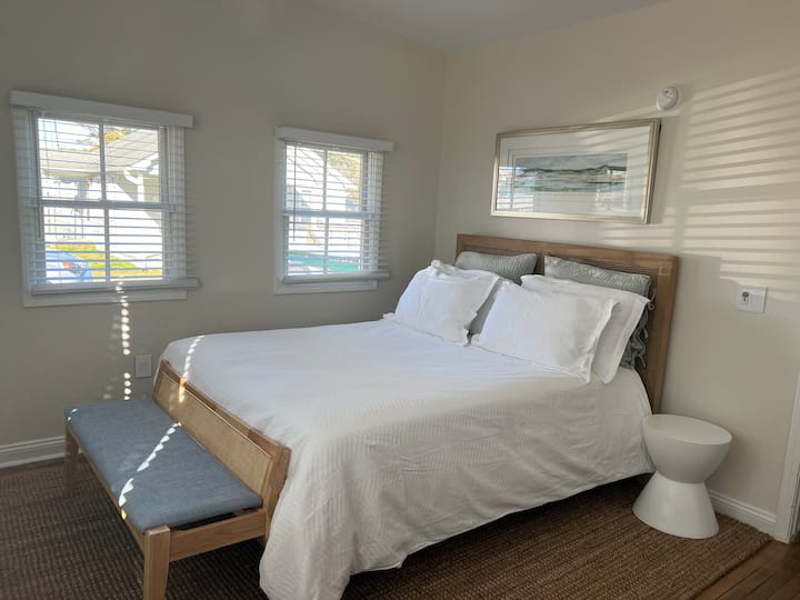 Camera da letto matrimoniale con letto matrimoniale, panca, tavolino e Smart TV