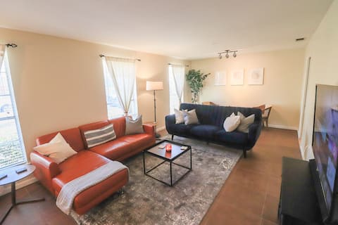 Popular Airbnb listing: NO Cleaning Fee! | Pool, Hot Tub & Putting Green in Oakland Estates