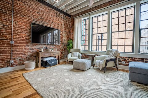 Modern Stylish & Spacious Loft w/Indoor Parking