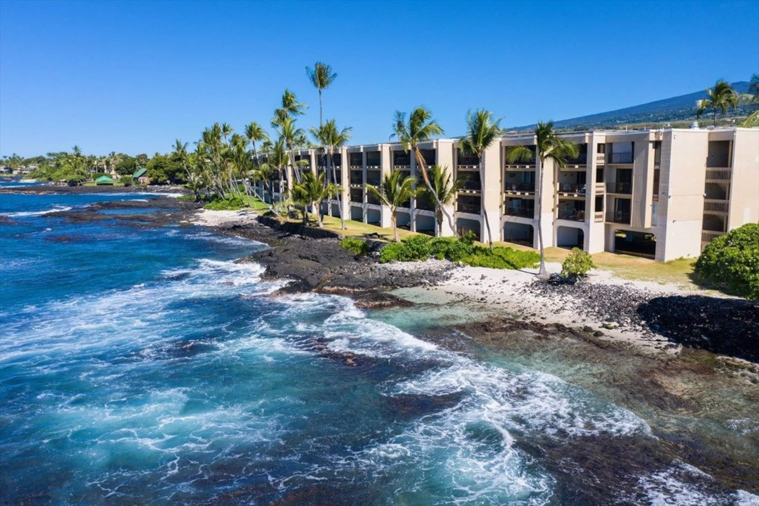 Condo in Kailua-Kona · ★4.96 · 2 bedrooms · 2 beds · 2 baths - Image 50