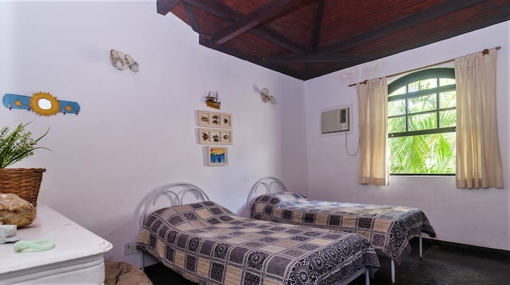 СОЦИАЛНА СТАЯ С АЛПИЙСКИ ДЪРВЕН ТАВАН