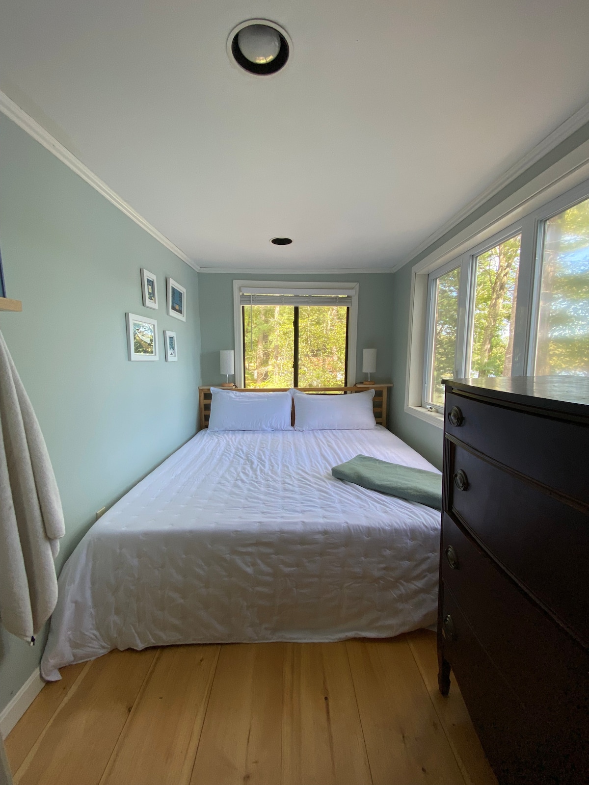 Chumba cha kulala cha "bwana". Kama kila chumba kingine ndani ya nyumba, ni cha kustarehesha! Kitanda cha mfalme kinagusa kuta zote mbili, lakini kinafaa zaidi kukibana. 