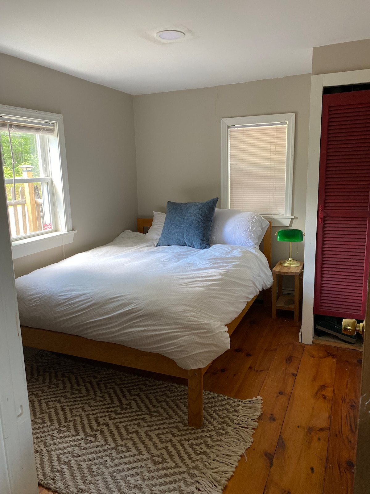 Chumba cha kulala 1. Kitanda cha watu wawili, angalia bustani na mtaa mbele ya nyumba.