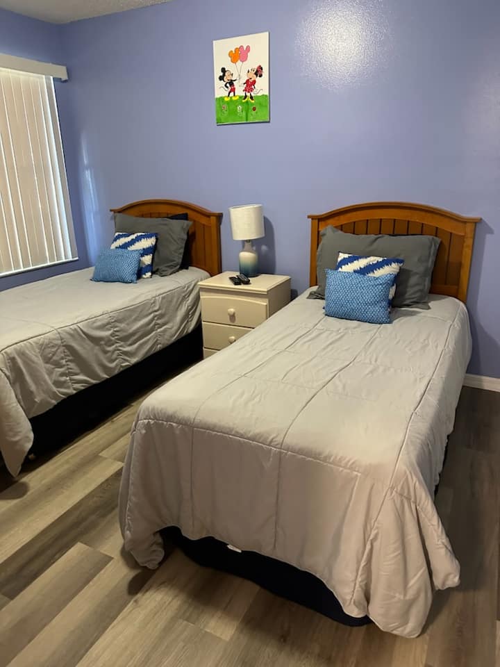 בחדר שינה זוגי יש חדר ארונות וטלוויזיה עם מסך שטוח. בארון תמצאו כיסא אוכל ועריסה במידת הצורך