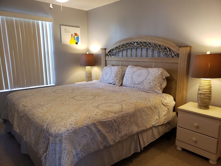 חדר שינה ראשי עם מיטת קינג סייז, חדר ארונות עם כספת וחדר רחצה ראשי