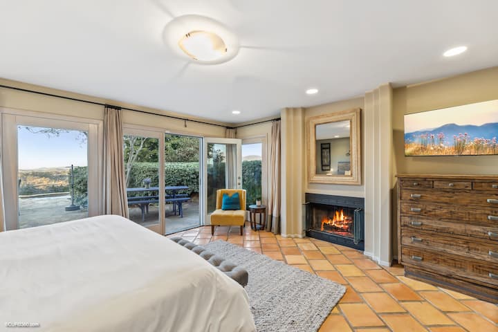 Dormitorio principal: cama tamaño king con chimenea de leña y puertas francesas que conducen a la piscina/spa. Smart TV. 
