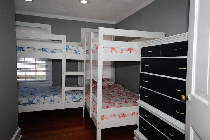 חדר שינה בקומה השנייה עם 4 מיטות זוגיות