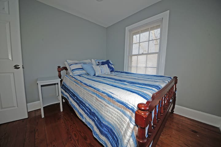 חדר שינה בקומה השנייה עם מיטת קווין סייז