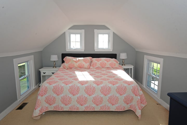 חדר שינה בקומה השנייה עם מיטת קינג סייז