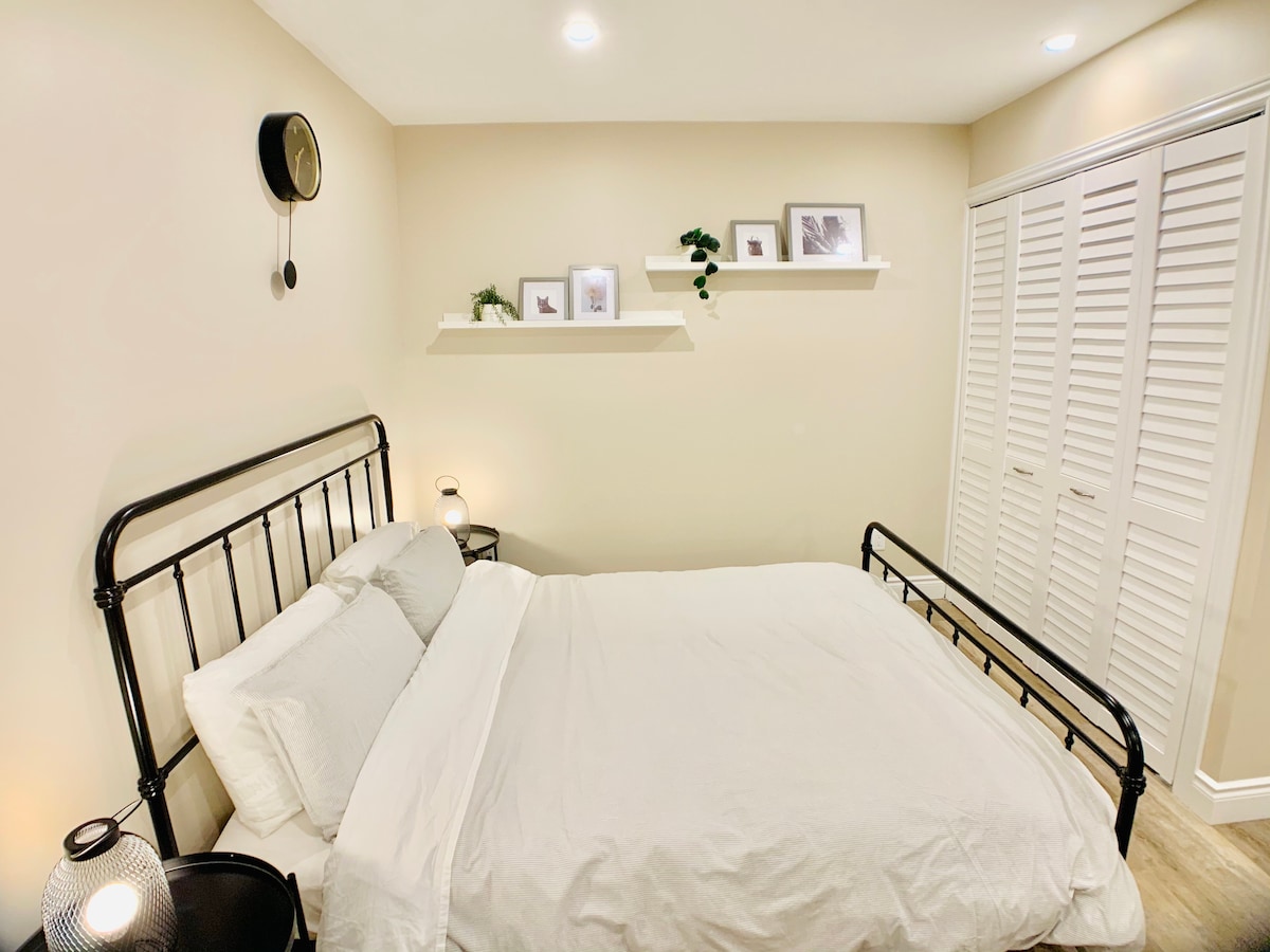 אזור שינה - מיטת קווין סייז עם מזרן ספוג זיכרון וארבע כריות לנוחיותכם הרבה יותר