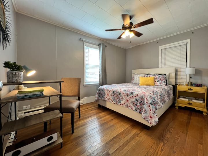 Bedroom 1 ( Queen bed with laptop area in this space) 