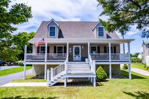 Bowers Retreat - Sleeps 10 - Steps to beach & bars
