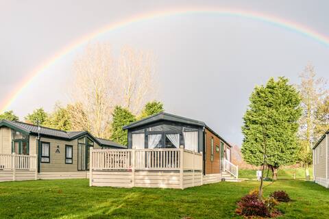 Luxury Lodge with Extra Warm Hot Tub Exclusive .