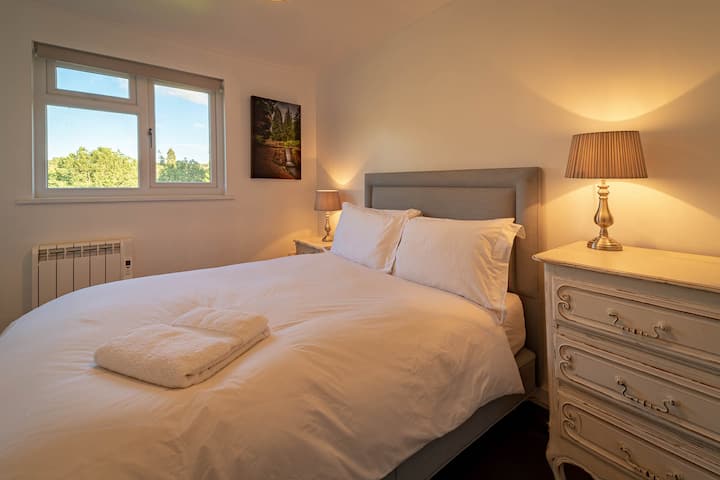 Gorgeous Queen sized bed 