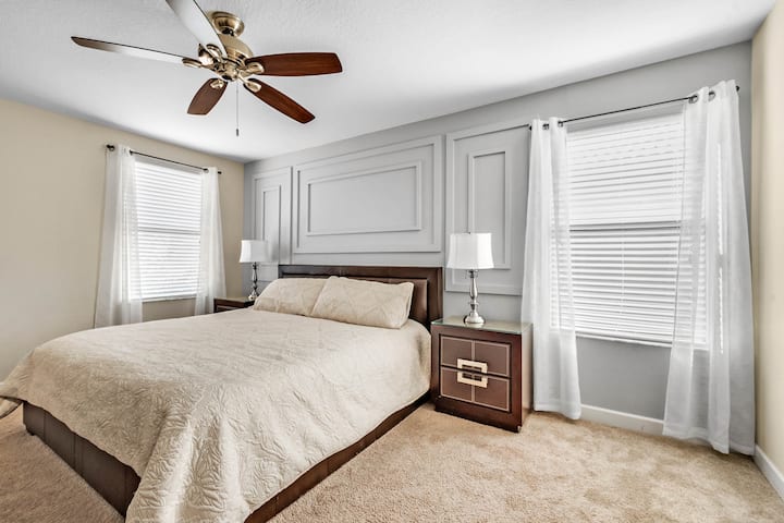 Dormitorio principal en la planta superior: cama tamaño king
