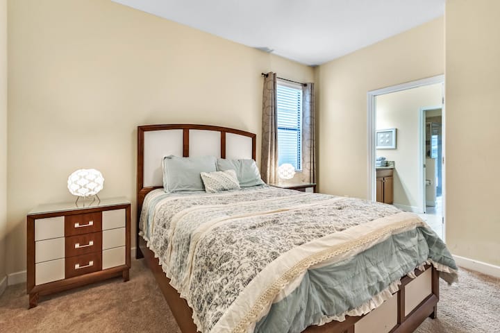 Dormitorio 1 en la planta baja: baño doble tamaño queen