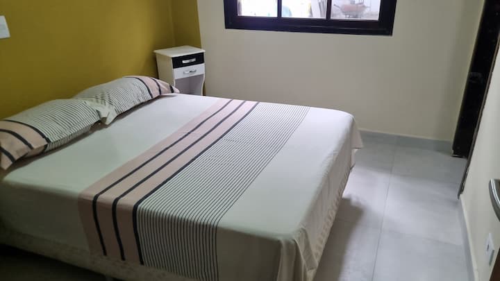 2间一楼空调套房，配有吊扇