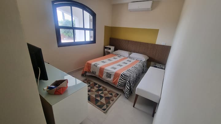 1间卧室套房，配有空调和吊扇