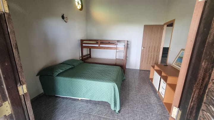 4号宿舍，面朝大海，配有吊扇