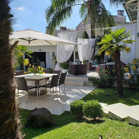 Vacation heated pool 4 bedrooms large garden