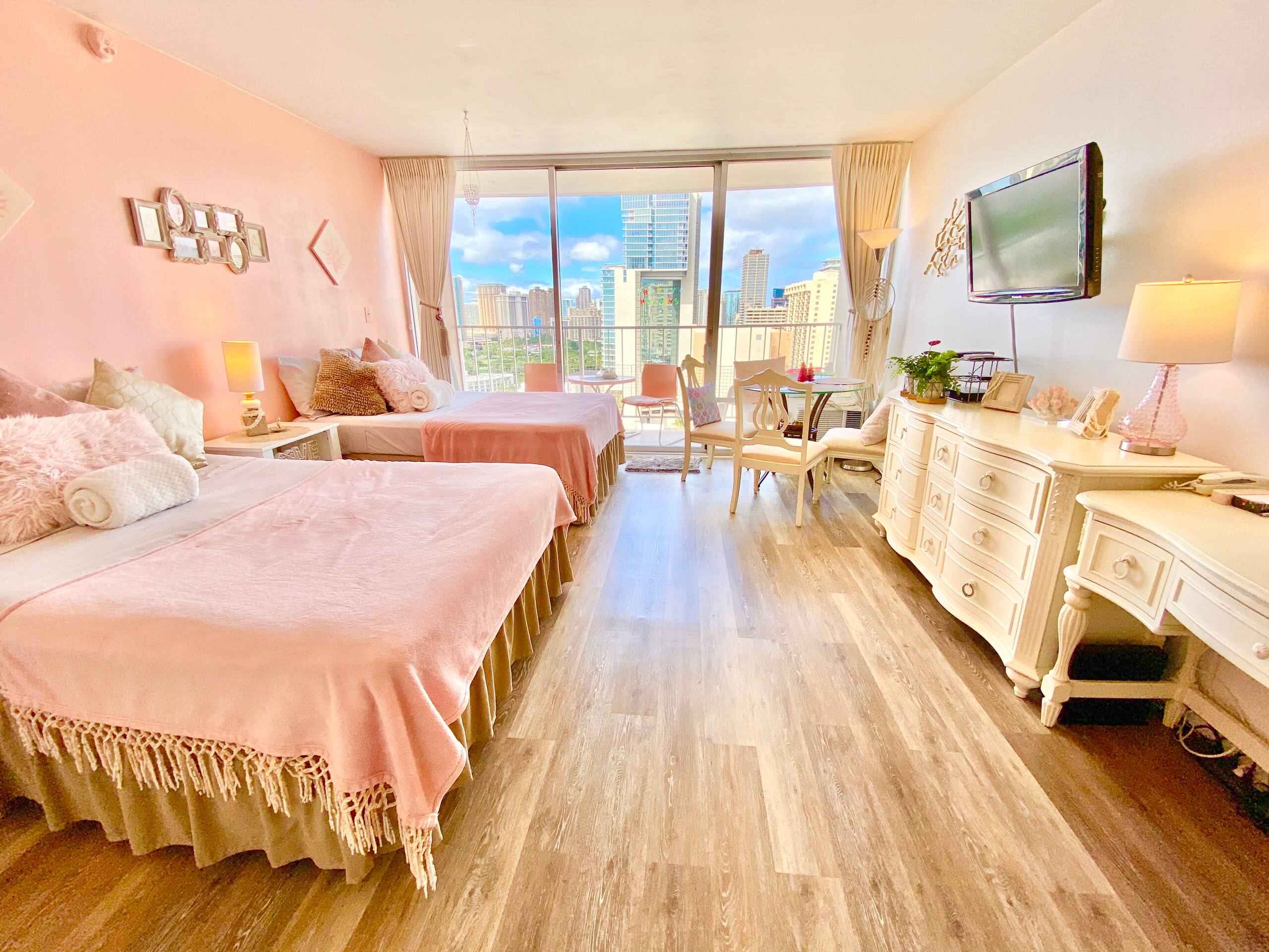 Condo in Honolulu · ★4.84 · Studio · 2 beds · 1 bath - Image 1
