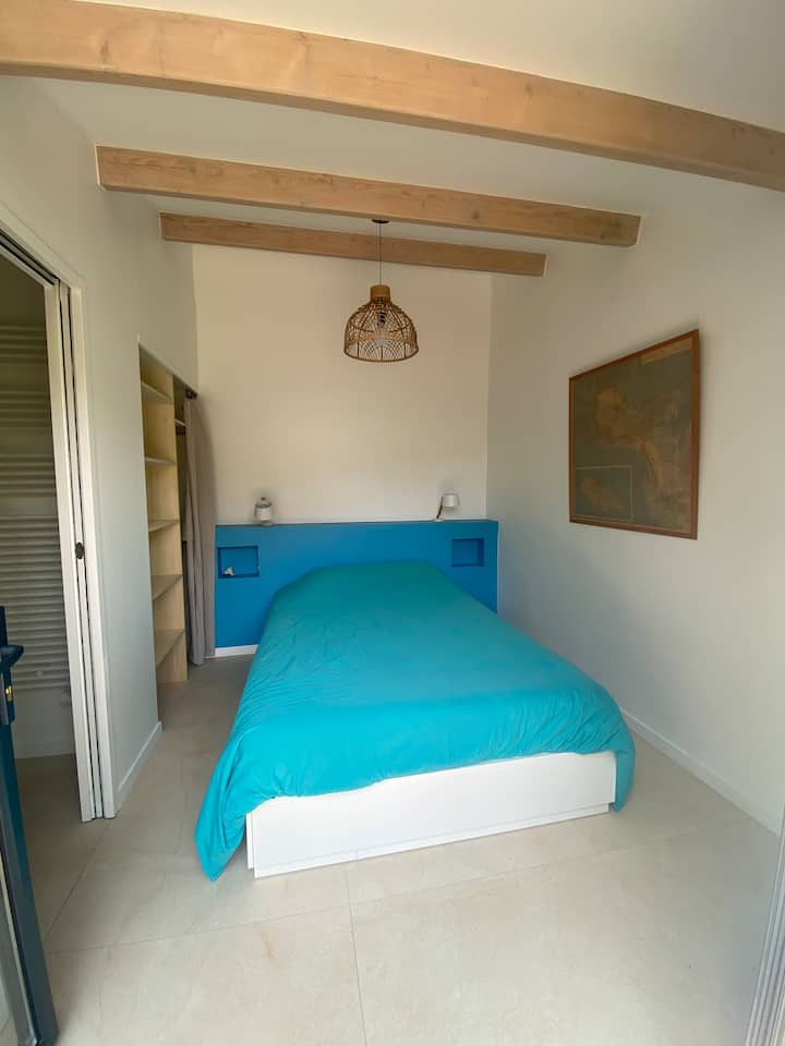 سرير غرفة نوم 140 × 200 في المرفق