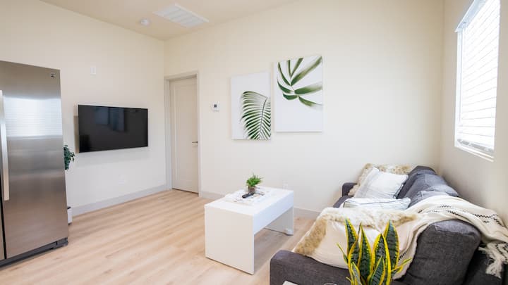 Bright And Airy Guesthouse W/ Private Backyard - Anaheim, CA