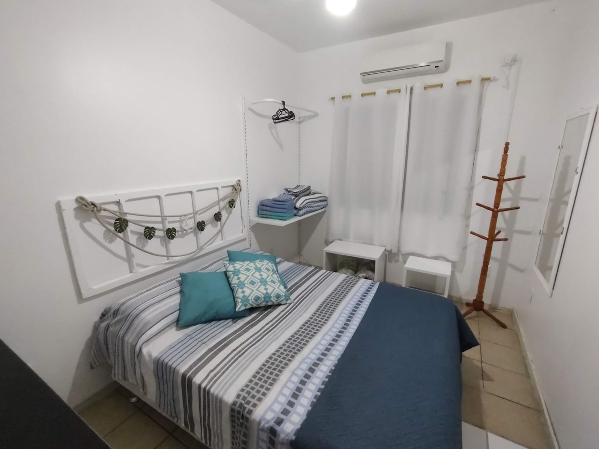 سرير كوارتو كوم كاسال ومروحة تيتو ومكيف هواء